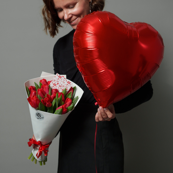 Набор размер M с букетом 15 красных тюльпанов в фоамиране