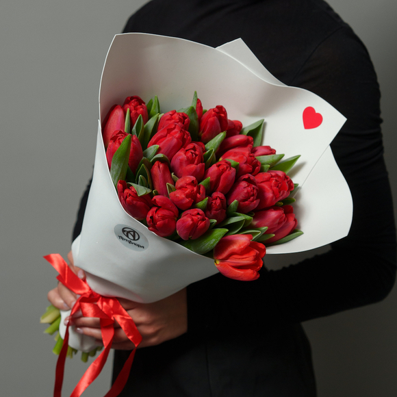 Букет из 25 красных тюльпанов в фоамиране