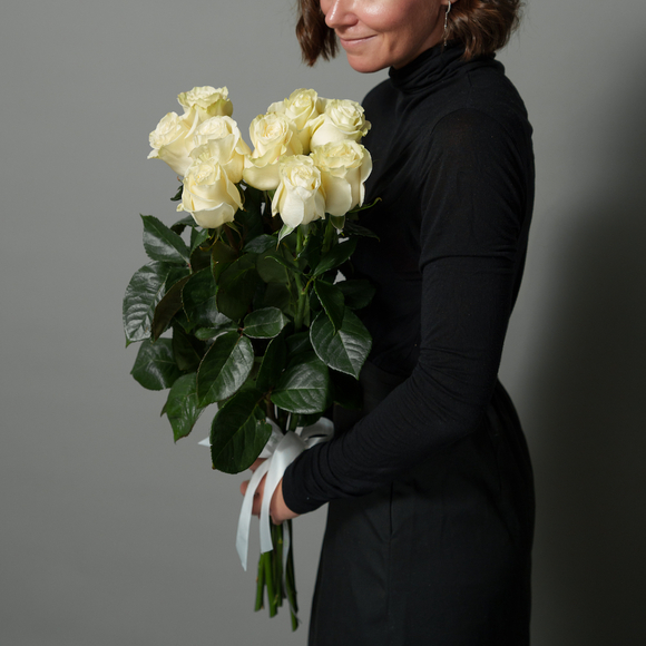 Букет из 9 белых роз 70 см (Эквадор) с атласной лентой