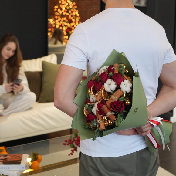 Зимний букет из 9 красных роз 50 см (Кения)