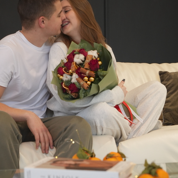 Зимний букет из 9 красных роз 50 см (Кения)