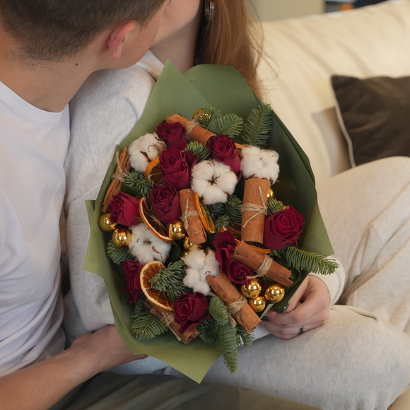 Зимний букет из 9 красных роз 50 см (Кения)