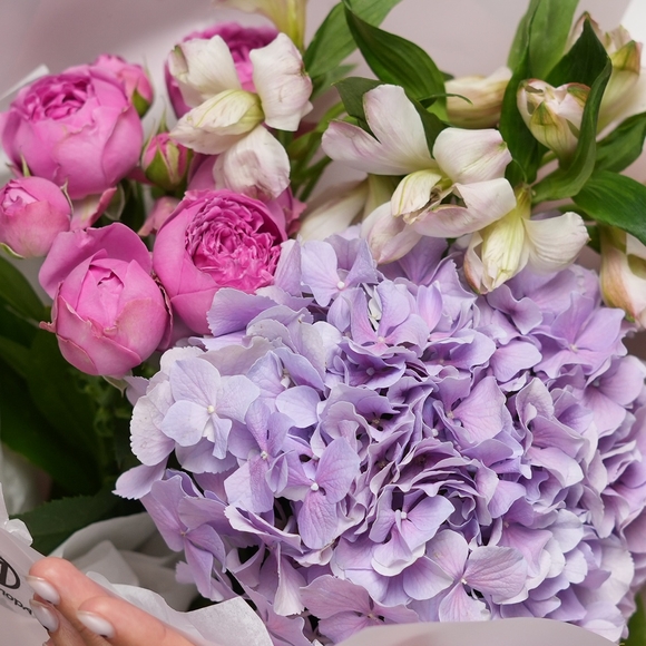 Букет с фиолетовой гортензией, розовой кустовой розой и асльтромерией в корейской упаковке