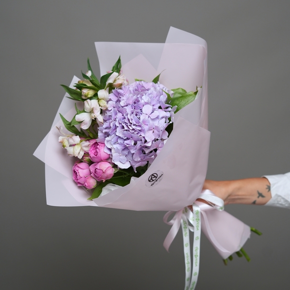 Букет с фиолетовой гортензией, розовой кустовой розой и асльтромерией в корейской упаковке