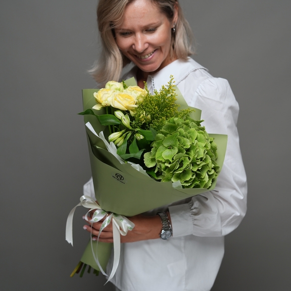 Букет с зеленой гортензией, желтой кустовой розой и асльтромери в корейской упаковке