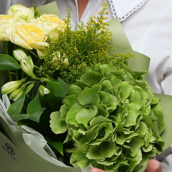 Букет с зеленой гортензией, желтой кустовой розой и асльтромери в корейской упаковке