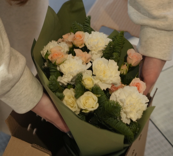 Зимний букет с диантусом и кустовой розой - L