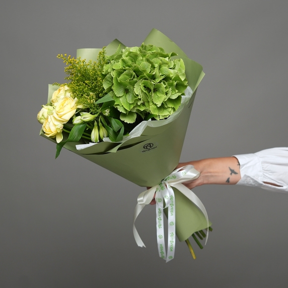 Букет с зеленой гортензией, желтой кустовой розой и асльтромери в корейской упаковке