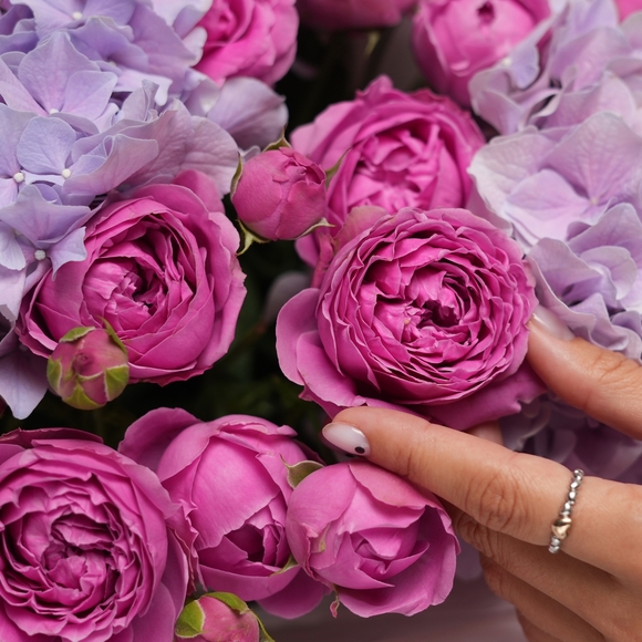 Букет из фиолетовой гортензии и малиновых кустовых роз в корейской упаковке