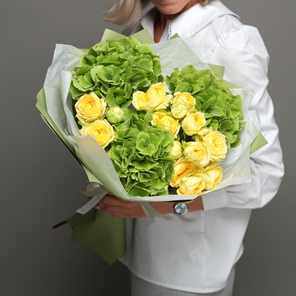 Букет из зеленой гортензии и желтых кустовых роз в корейской упаковке