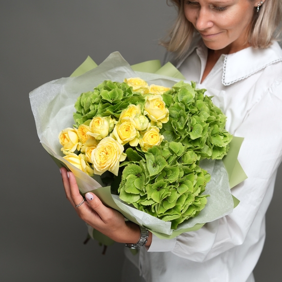 Букет из зеленой гортензии и желтых кустовых роз в корейской упаковке