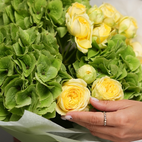 Букет из зеленой гортензии и желтых кустовых роз в корейской упаковке