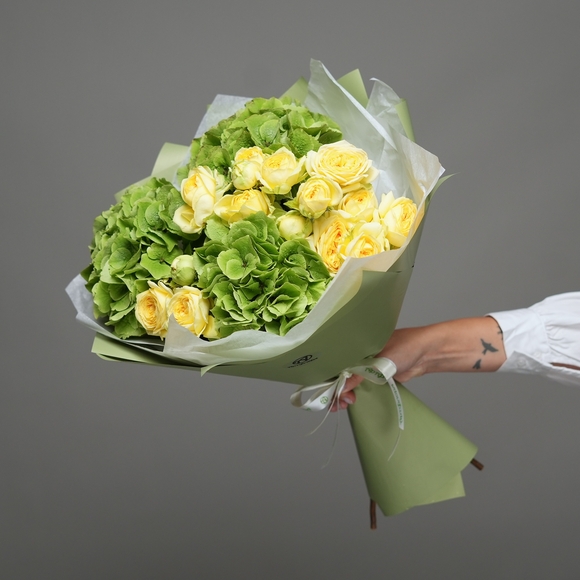 Букет из зеленой гортензии и желтых кустовых роз в корейской упаковке