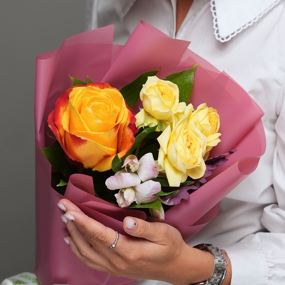 Букет из оранжевых роз Эквадор (50 см), кустовых роз желтых и альстромерии с дубом - S в корейской упаковке
