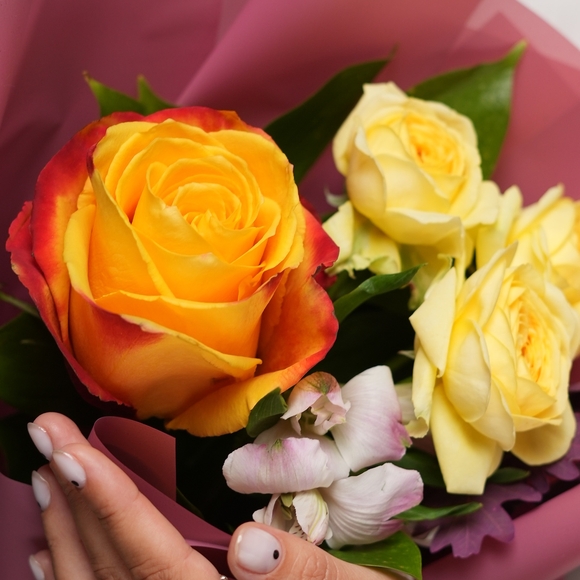 Букет из оранжевых роз Эквадор (50 см), кустовых роз желтых и альстромерии с дубом - S в корейской упаковке