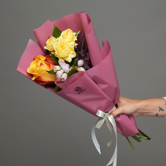 Букет из оранжевых роз Эквадор (50 см), кустовых роз желтых и альстромерии с дубом - S в корейской упаковке