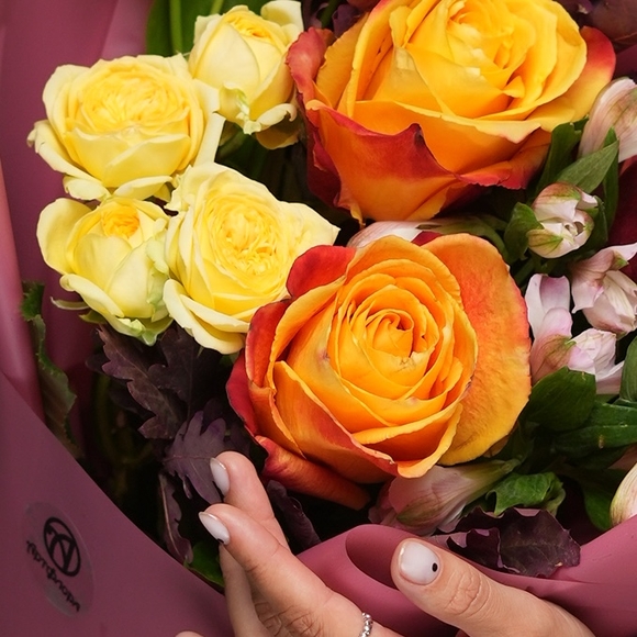 Букет из оранжевых роз Эквадор (50 см), кустовых роз желтых и альстромерии с дубом - M в корейской упаковке