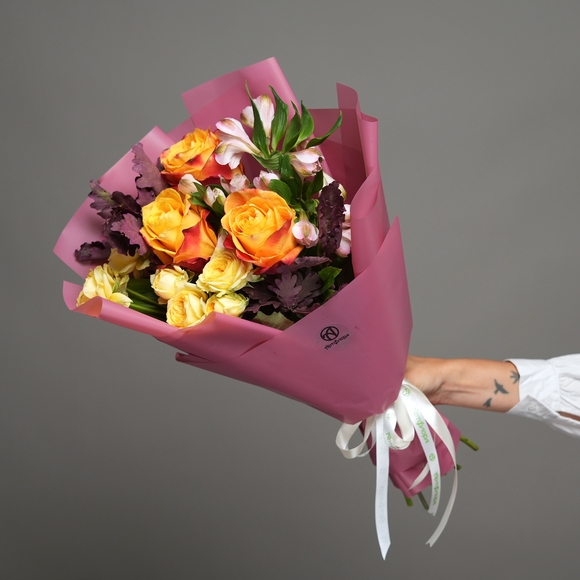 Букет из оранжевых роз Эквадор (50 см), кустовых роз желтых и альстромерии с дубом - M в корейской упаковке
