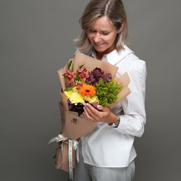 Букет из оранжевой мини-герберы, хризантемы кустовой желтой, альстромерии и солидаго - S в корейской упаковке