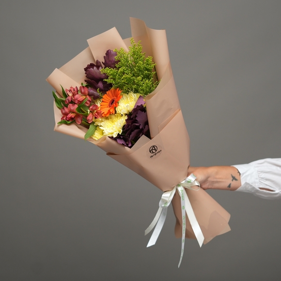 Букет из оранжевой мини-герберы, хризантемы кустовой желтой, альстромерии и солидаго - S в корейской упаковке