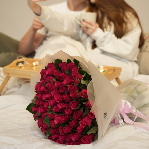 Букет из 75 малиновых роз 50 см (Кения) в корейской матовой упаковке