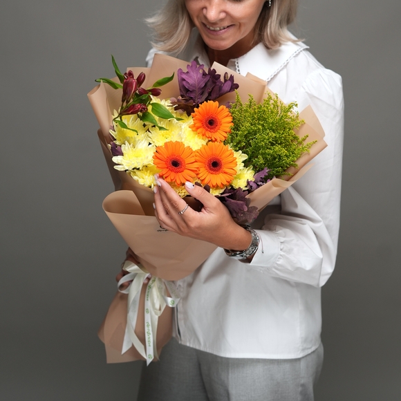Букет из оранжевой мини-герберы, хризантемы кустовой желтой, альстромерии и солидаго - M в корейской упаковке