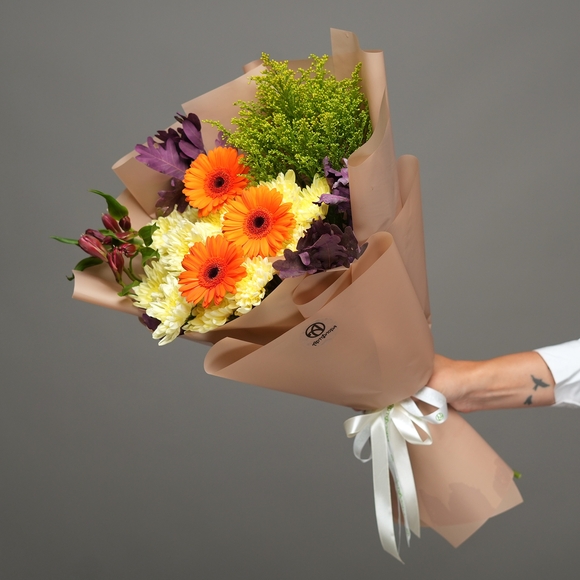 Букет из оранжевой мини-герберы, хризантемы кустовой желтой, альстромерии и солидаго - M в корейской упаковке