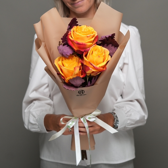 Букет из оранжевых роз Эквадор (50 см) и листьев дуба - S в корейской упаковке