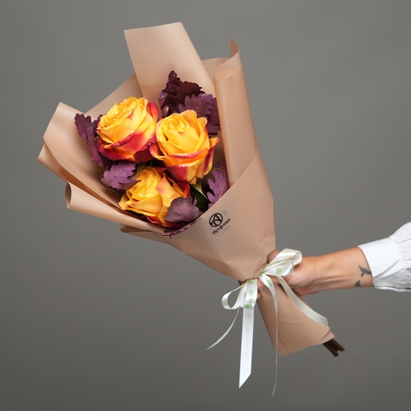 Букет из оранжевых роз Эквадор (50 см) и листьев дуба - S в корейской упаковке