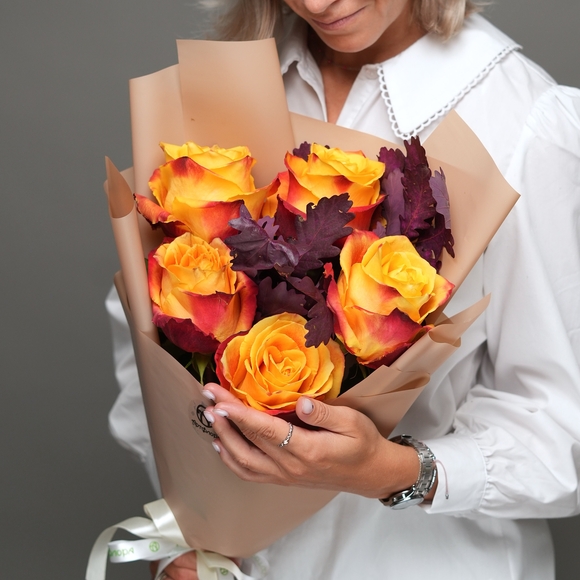 Букет из оранжевых роз Эквадор (50 см) и листьев дуба - M в корейской упаковке