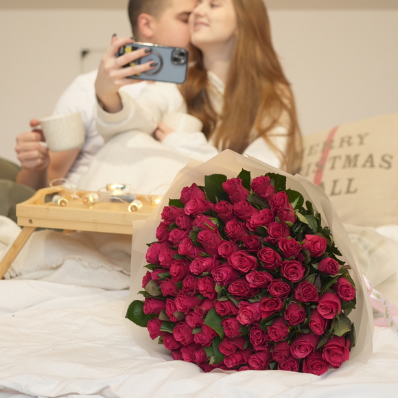 Букет из 75 малиновых роз 50 см (Кения) в корейской матовой упаковке