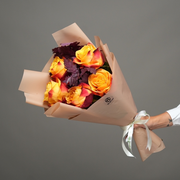 Букет из оранжевых роз Эквадор (50 см) и листьев дуба - M в корейской упаковке