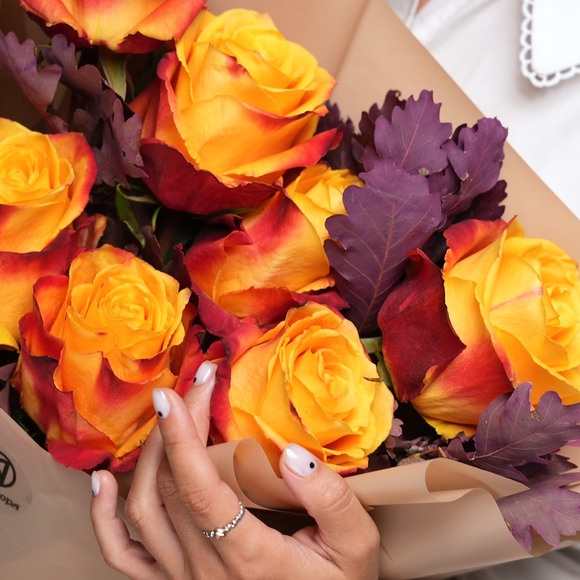 Букет из оранжевых роз Эквадор (50 см) и листьев дуба - L в корейской упаковке