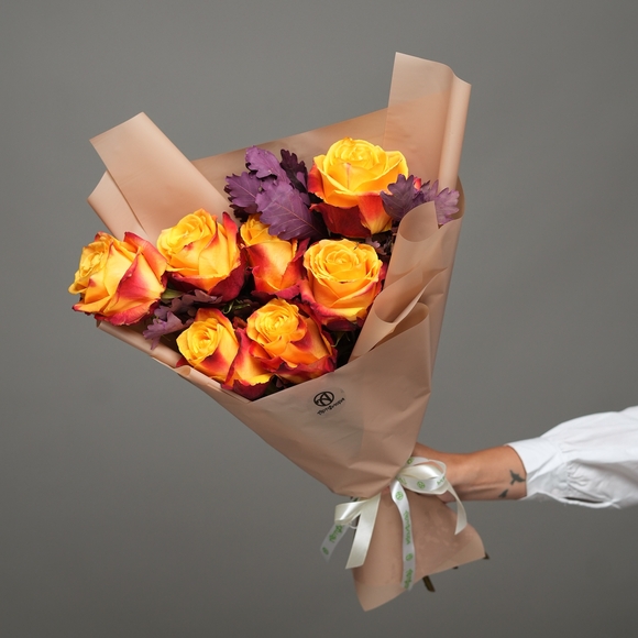 Букет из оранжевых роз Эквадор (50 см) и листьев дуба - L в корейской упаковке