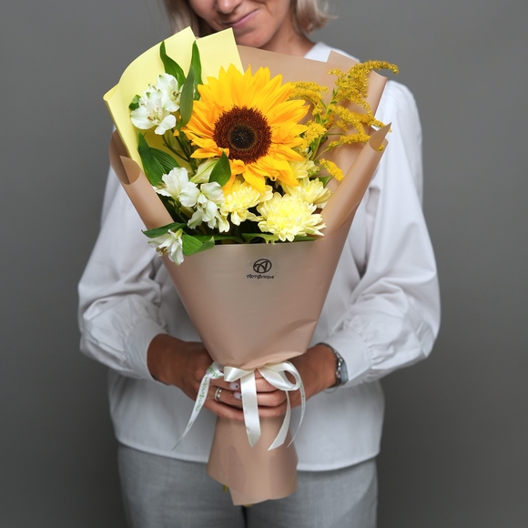 Букет из подсолнуха, кустовой хризантемы желтой, солидаго и альстромерии - S в корейской упаковке