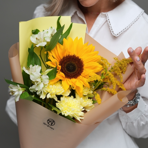 Букет из подсолнуха, кустовой хризантемы желтой, солидаго и альстромерии - S в корейской упаковке