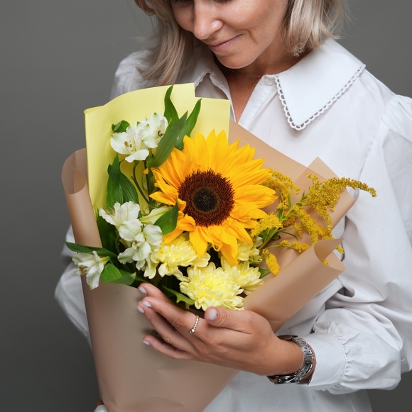 Букет из подсолнуха, кустовой хризантемы желтой, солидаго и альстромерии - S в корейской упаковке