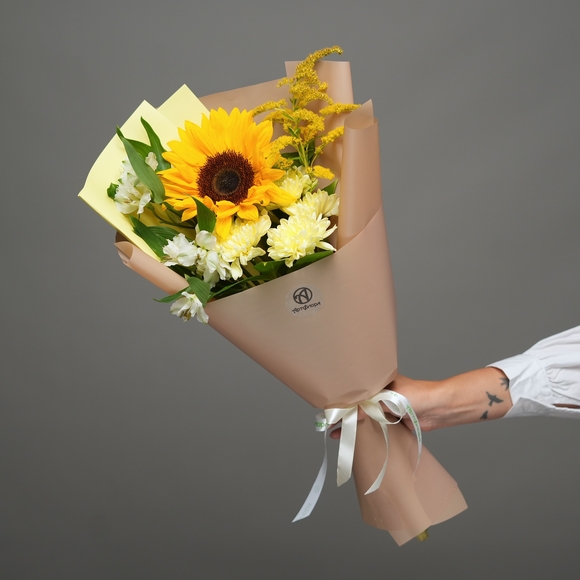 Букет из подсолнуха, кустовой хризантемы желтой, солидаго и альстромерии - S в корейской упаковке
