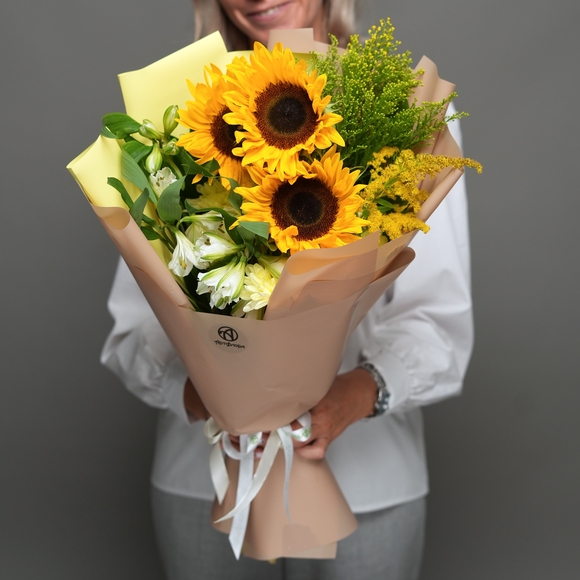 Букет из подсолнуха, кустовой хризантемы желтой, солидаго и альстромерии - M в корейской упаковке