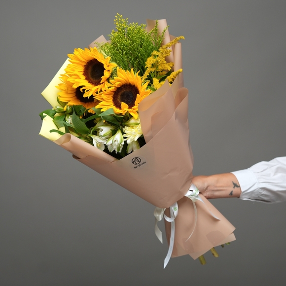 Букет из подсолнуха, кустовой хризантемы желтой, солидаго и альстромерии - M в корейской упаковке
