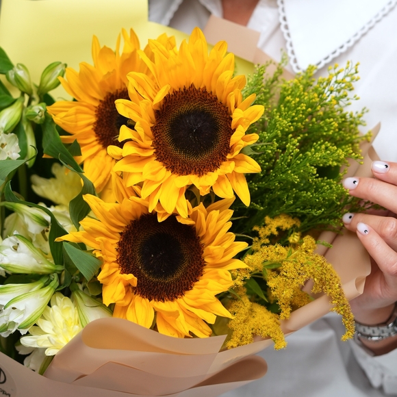 Букет из подсолнуха, кустовой хризантемы желтой, солидаго и альстромерии - M в корейской упаковке