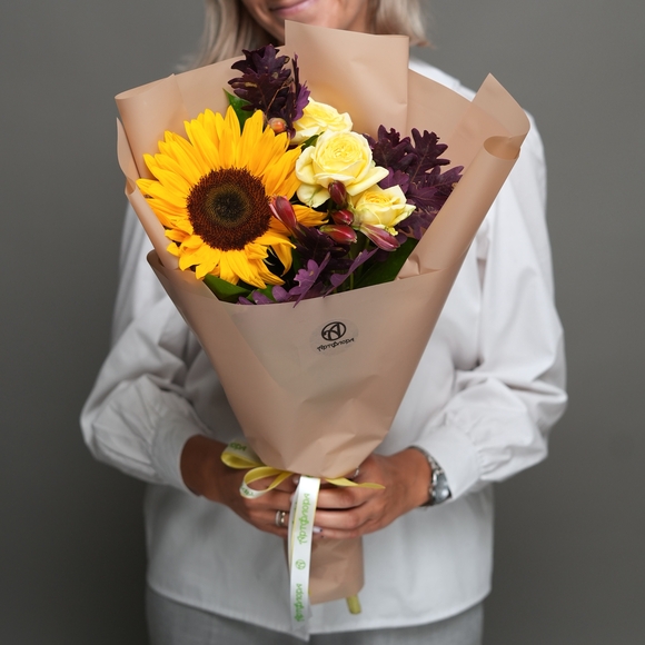 Букет из подсолнуха, розы кустовой желтой, альстромерии и листьев дуба в корейской упаковке 