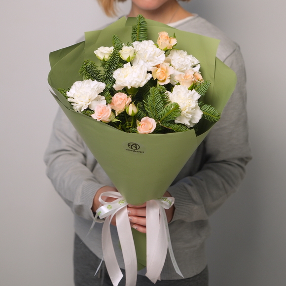 Зимний букет с диантусом и кустовой розой - M