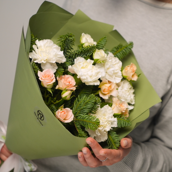 Зимний букет с диантусом и кустовой розой - M