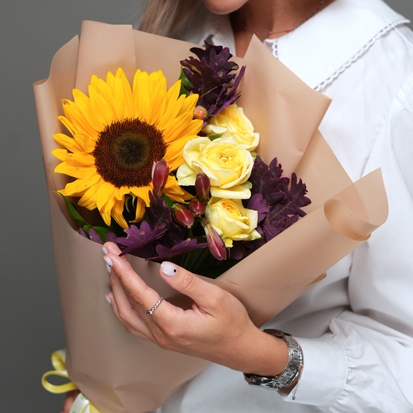 Букет из подсолнуха, розы кустовой желтой, альстромерии и листьев дуба в корейской упаковке 
