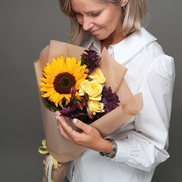 Букет из подсолнуха, розы кустовой желтой, альстромерии и листьев дуба в корейской упаковке 