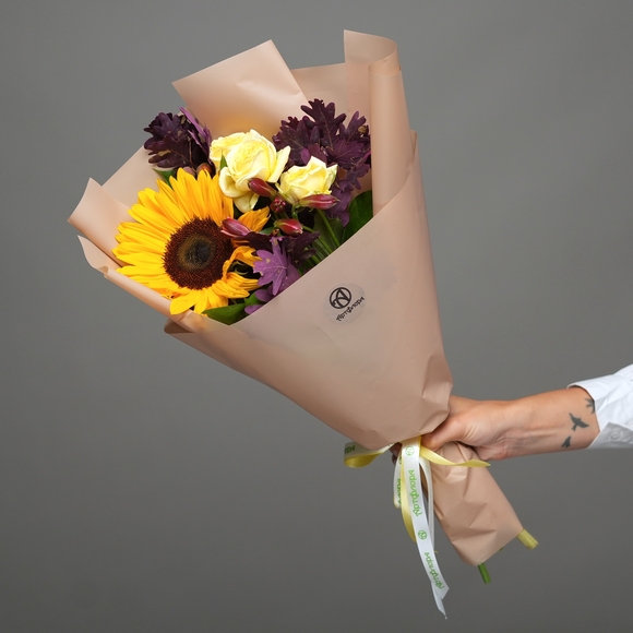 Букет из подсолнуха, розы кустовой желтой, альстромерии и листьев дуба в корейской упаковке 