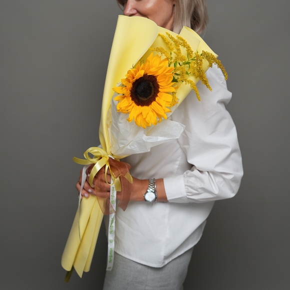 Букет из подсолнуха с солидаго в фоамиране 