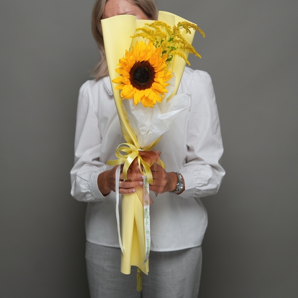 Букет из подсолнуха с солидаго в фоамиране 