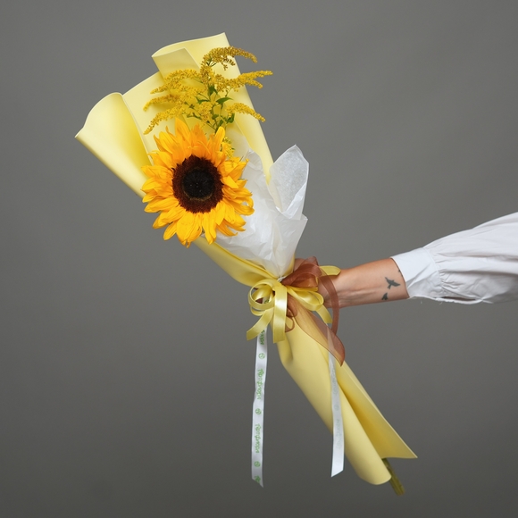 Букет из подсолнуха с солидаго в фоамиране 